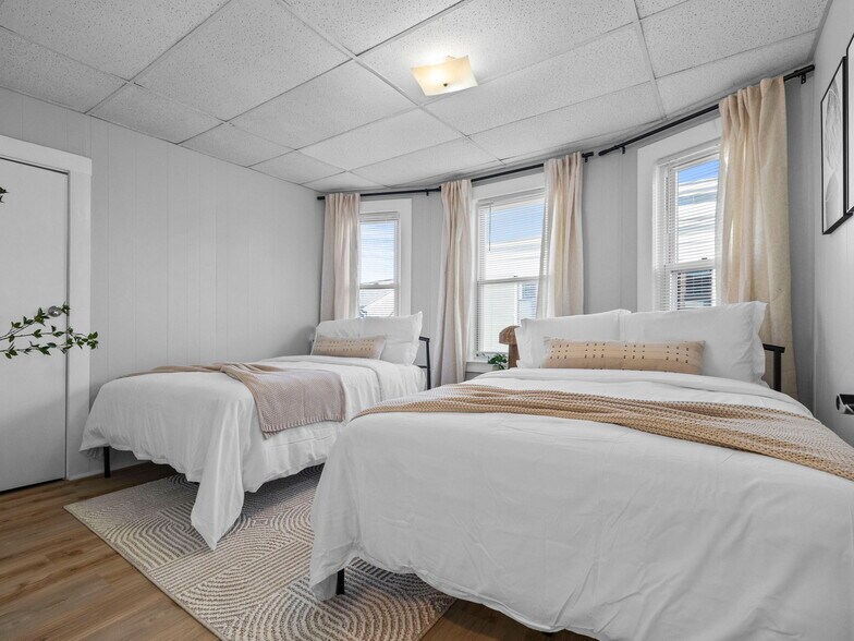 Building Photo - 168 School St