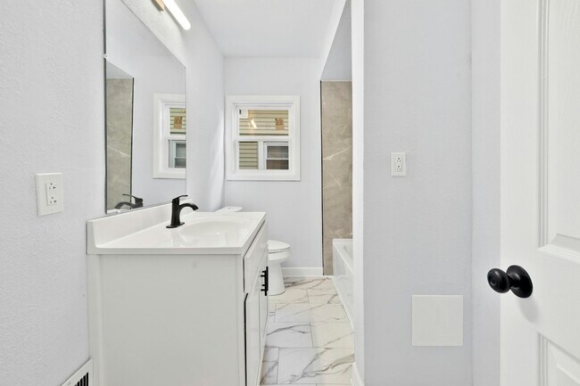 Building Photo - 3701 Leybourn Ave