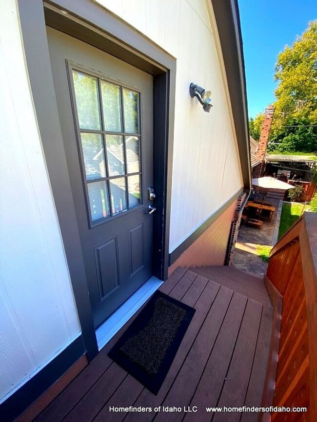 Building Photo - Charming North-end Loft Apartment!