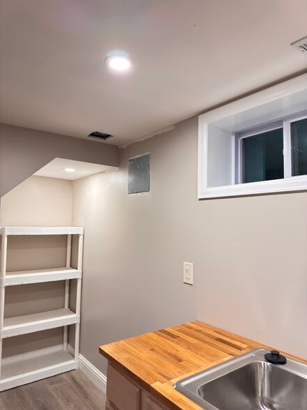 Building Photo - 8361 Circle Dr