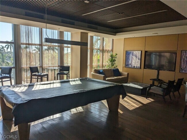 Building Photo - 3000 Oasis Grand Blvd