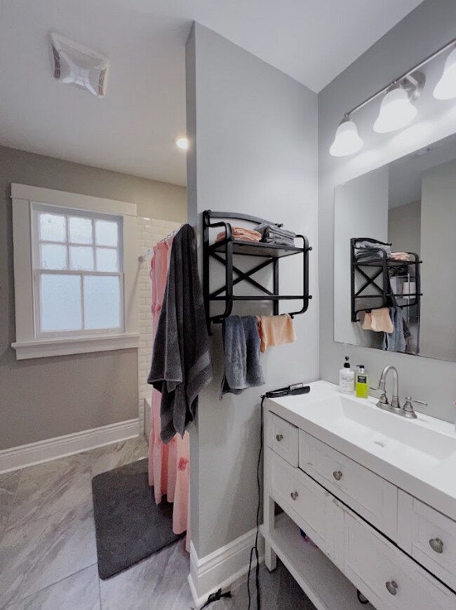 Building Photo - Charming Duplex in the Heart of Uptown New...
