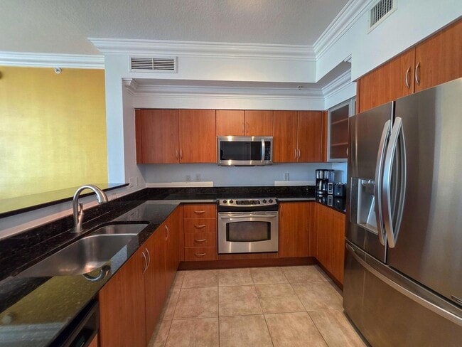 Building Photo - 806 E Windward Way