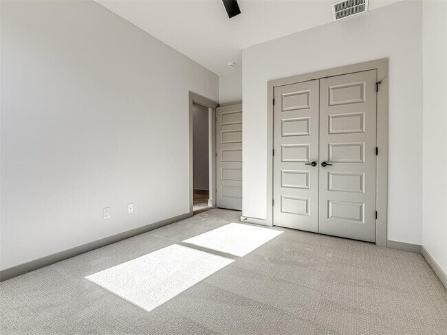 Building Photo - 2633 Crescent Ave