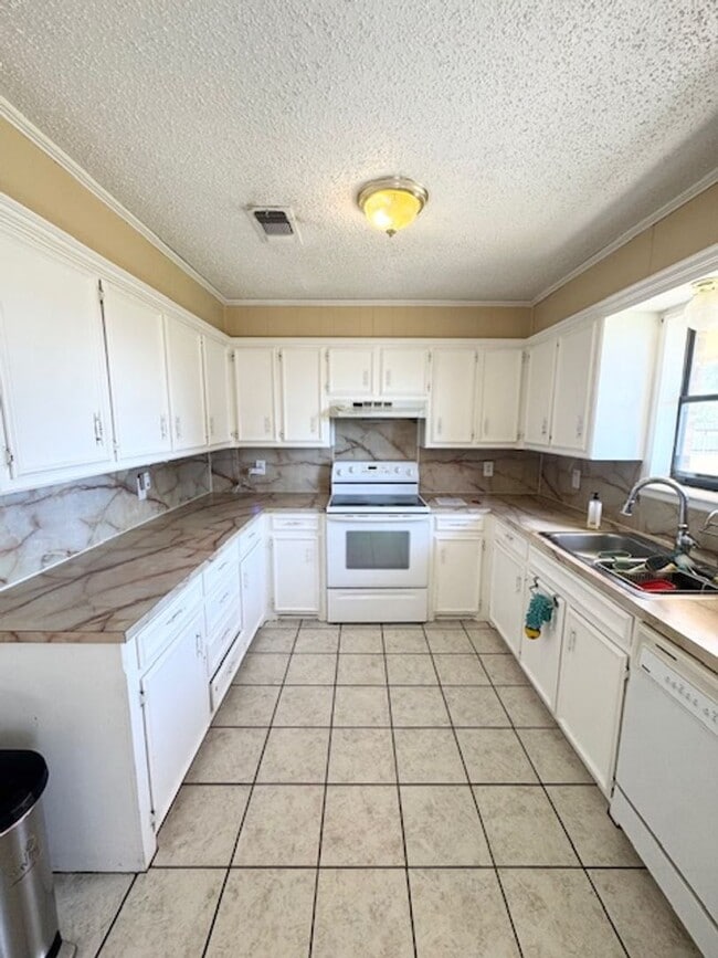 Building Photo - Country Living! 4 Bed 2 Bath Ready to Rent...