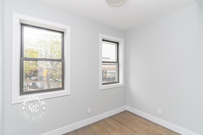 Building Photo - 644 Lorimer St