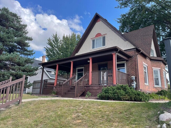 Primary Photo - 700 N Leroy St