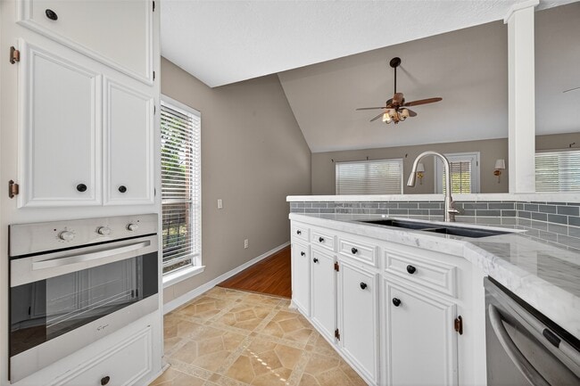Building Photo - 6107 Howland Ct