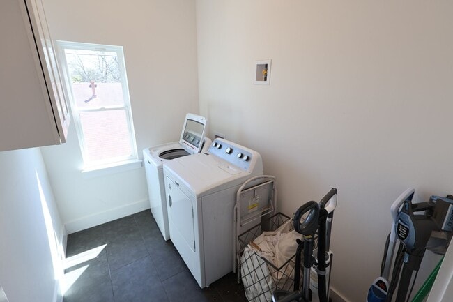 Building Photo - Newly Built Duplex!