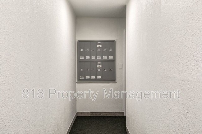 Building Photo - 1613 Everett Ave