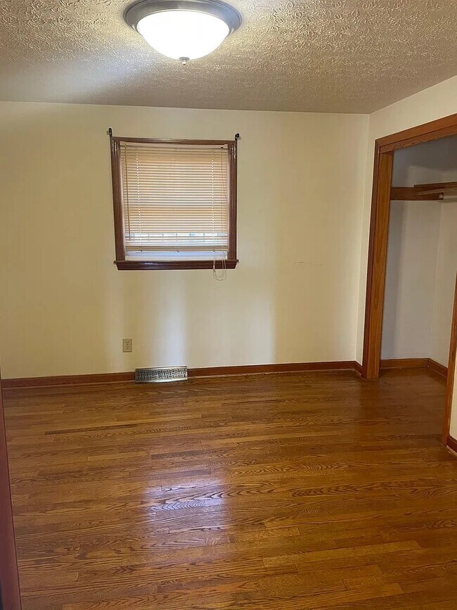 Building Photo - 606 Doe St