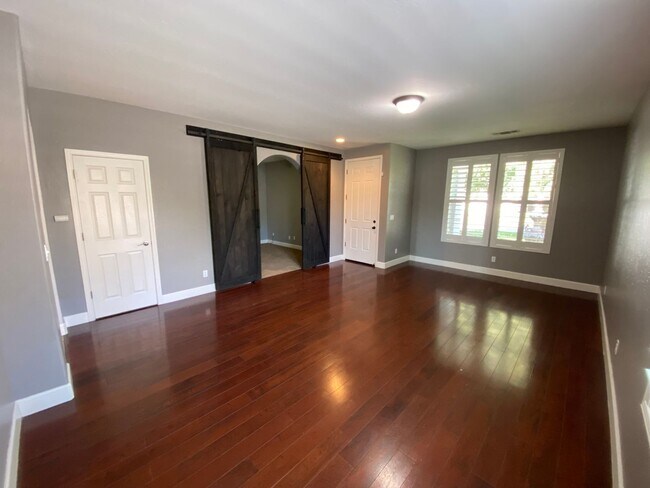 Building Photo - NW Visalia Home Rent Ready! !