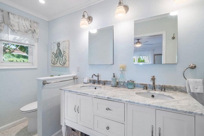 Building Photo - 902 E Boca Raton Rd