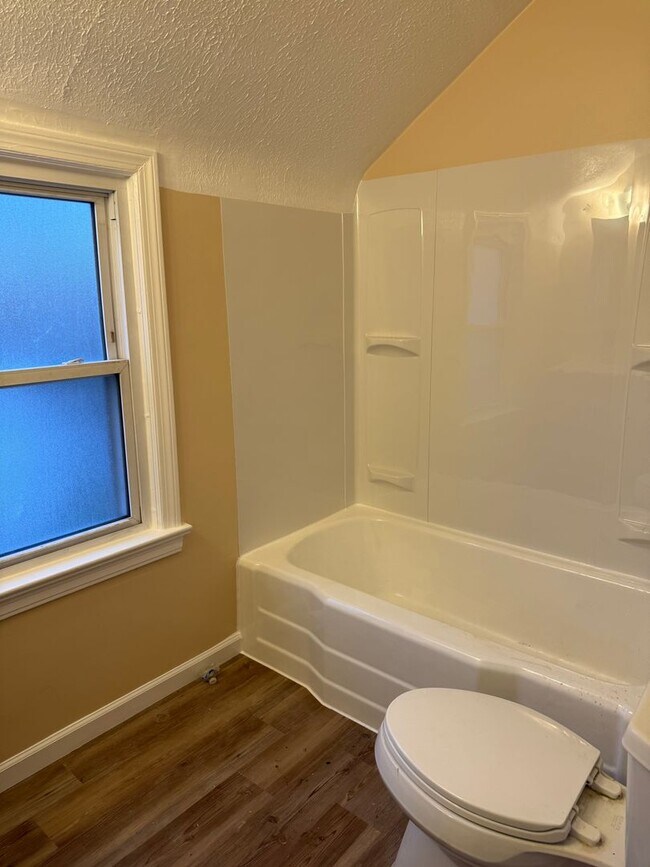 Building Photo - Lee/Harvard 3 Bedroom Single water/sewer i...