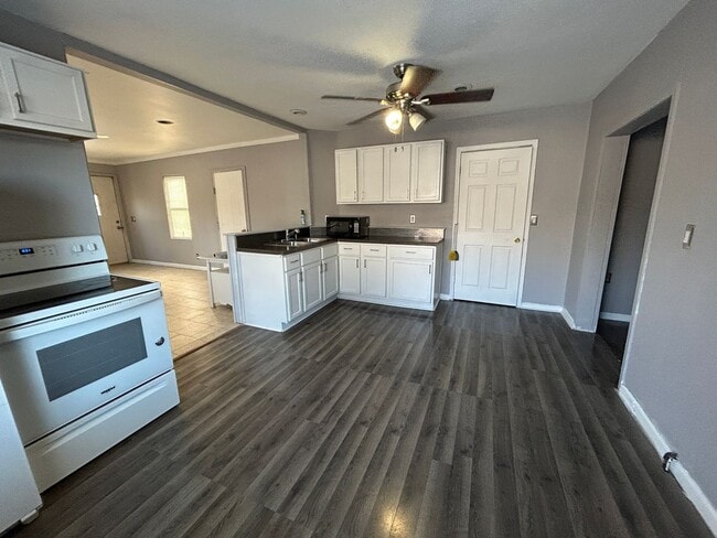 Building Photo - Cute Single Family 2 bedroom home