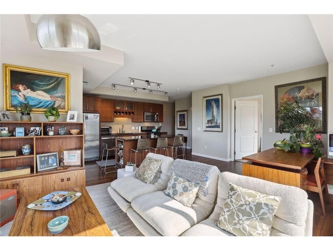 Building Photo - 401 SE Main St