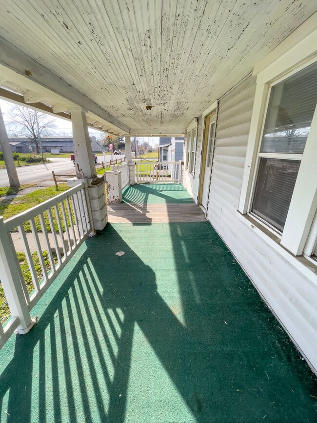 Building Photo - Large Front Porch