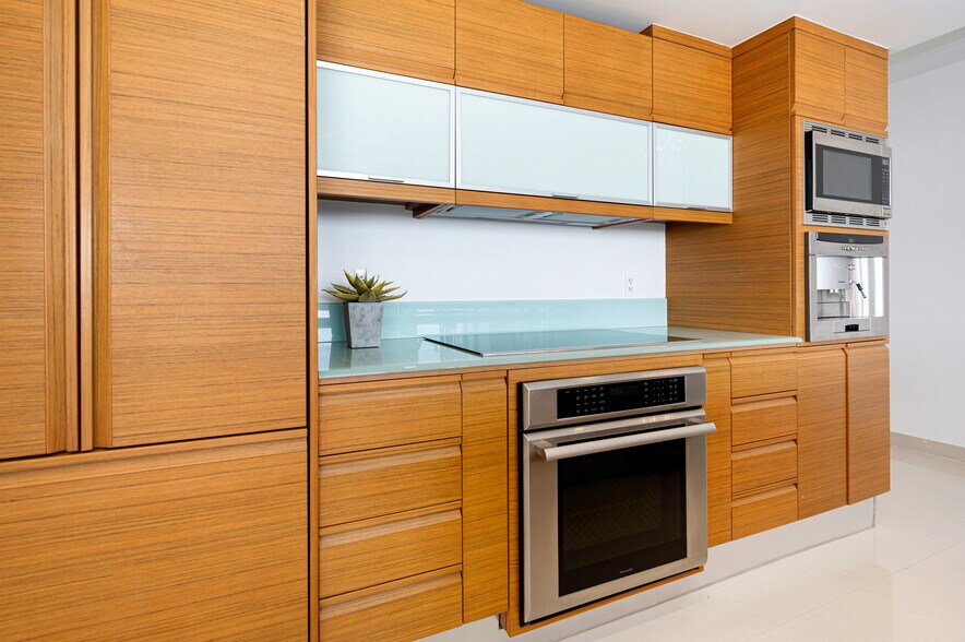 Building Photo - 5875 Collins Ave