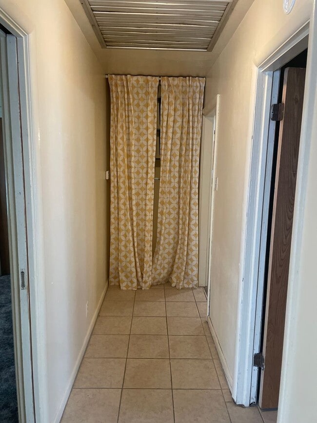 Building Photo - 3 bed 2 bath 2 car garage home!