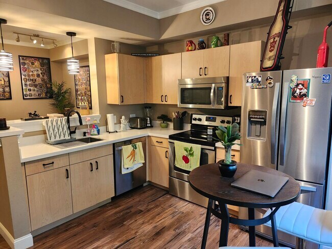 Building Photo - 533 NE 3rd Ave