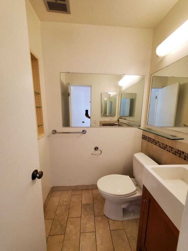 Building Photo - Mont Marin 4x3 home with bedroom suites on...