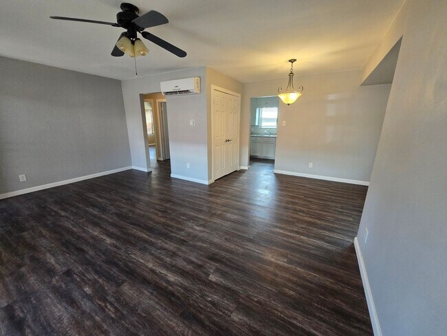 Building Photo - Newly Renovated Home