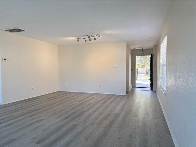 Building Photo - 279 Housefinch Loop