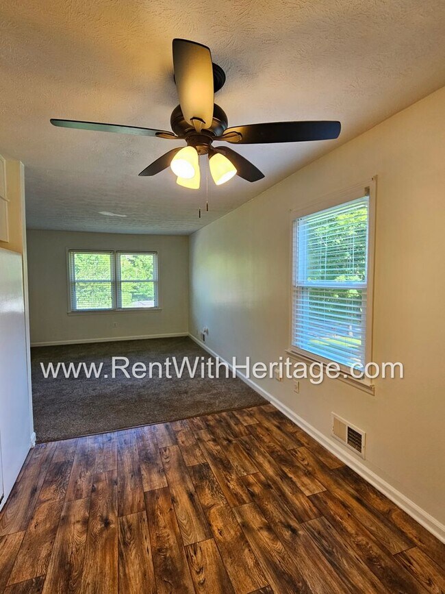 Building Photo - Amazing 4 Bedroom/ 2 Bath Home / Bonus Roo...