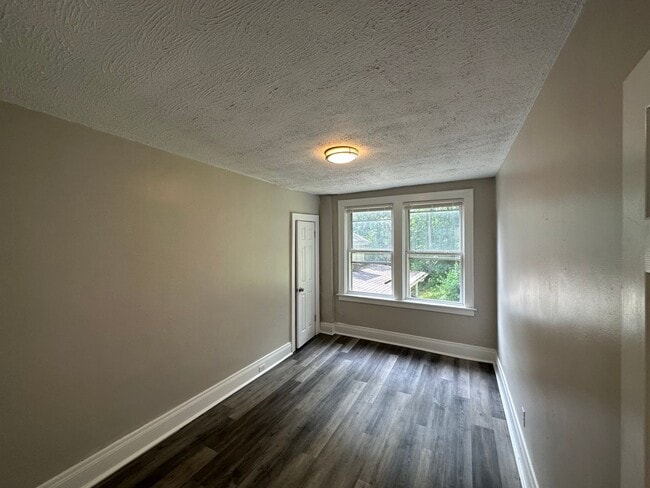 Building Photo - 722 Delhi Ave