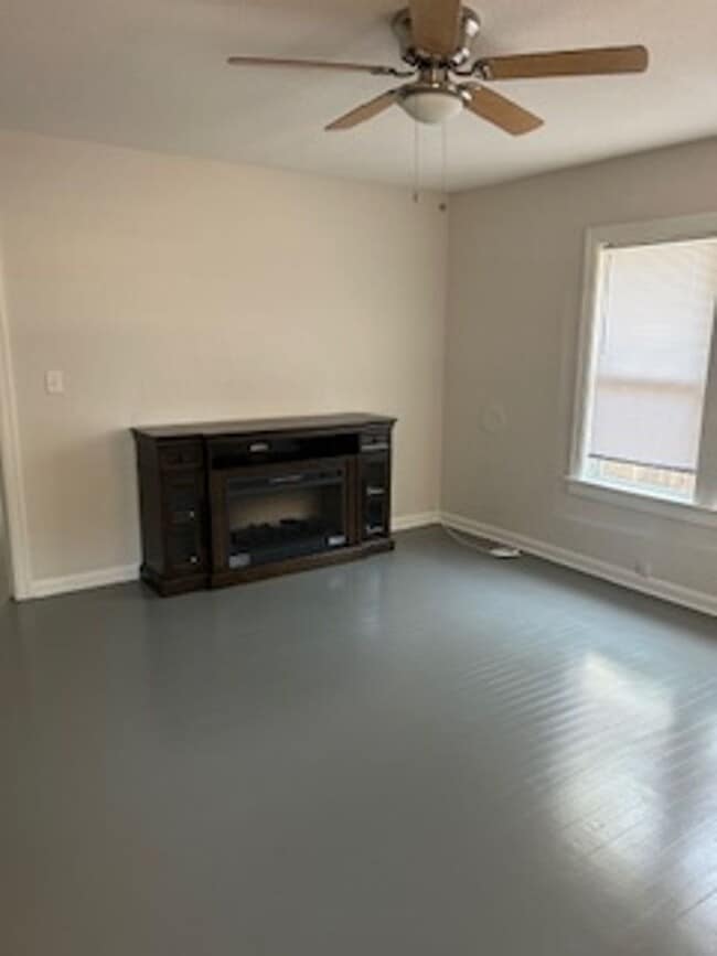 Building Photo - Quaint 1/1 apartment