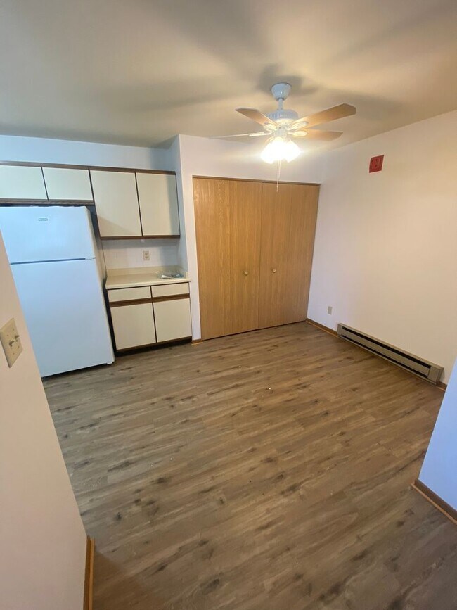 Building Photo - Private Entry Lower 2 Bedroom Apartment!
