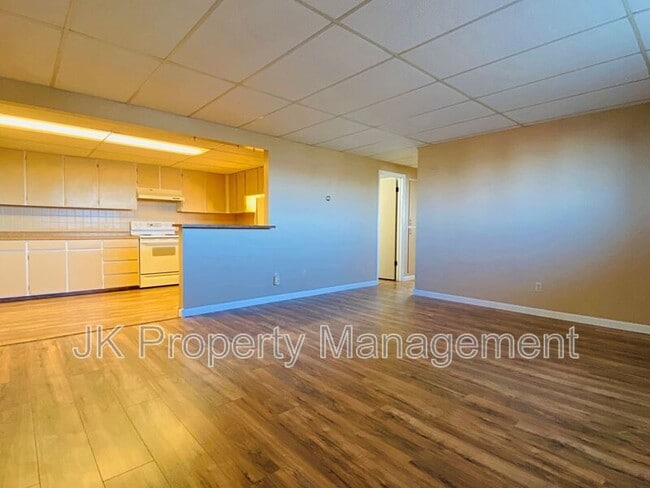 Building Photo - 1401-142B 2b St S