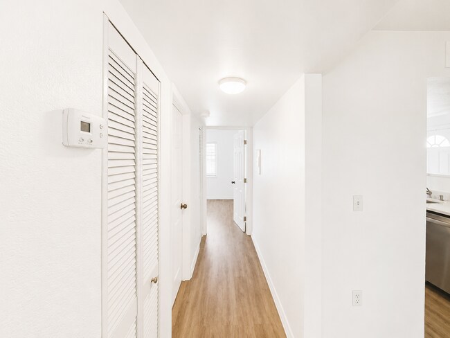 Building Photo - Updated 2-Bedroom Condo with Screened Lanai with water included.