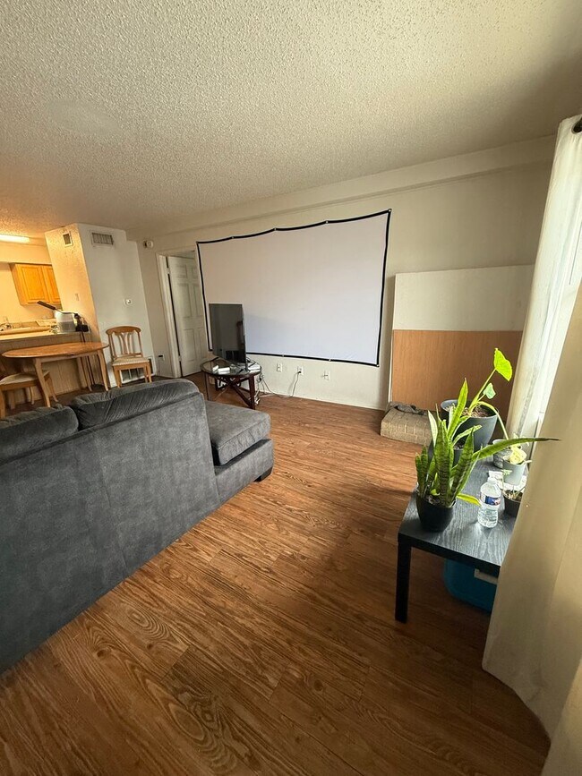 Building Photo - Langtry Apartments- 2 Bedroom 2 Bathroom