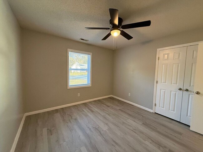 Building Photo - Remodeled 2 bedroom 2 bath duplex,