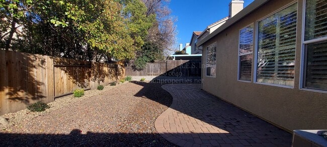 Building Photo - Rocklin  Highland Park  3 bedroom 2 bathroom, Great Room Floor Plan with Tile Flooring,  Fenced Yard