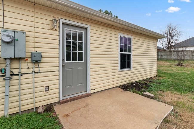 Building Photo - Completely Renovated Springdale Home - Clo...