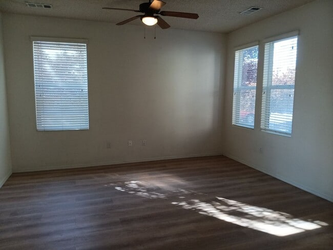 Building Photo - Beautiful 3 bedroom 3 bathroom home! Showi...