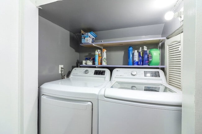 Building Photo - 21S S Fernwood Dr