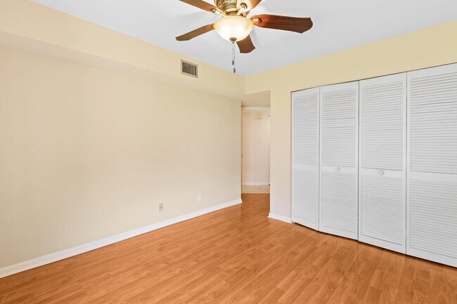 Building Photo - 5040 Rose Hill Dr