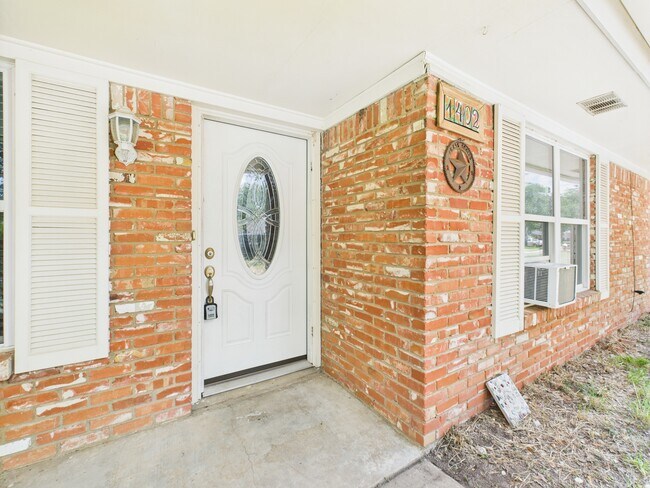 Building Photo - 1402 Village Dr