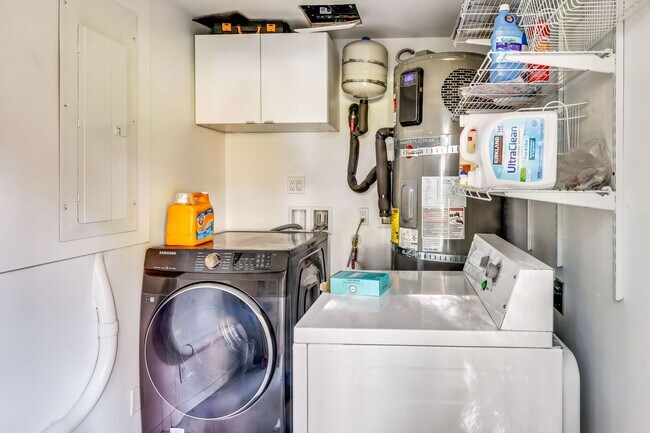 Building Photo - Downtown Bainrbidge Rental -  1/2 Off June...