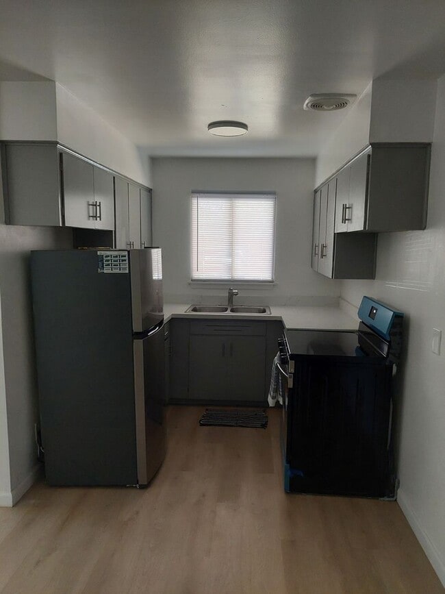 Building Photo - 2 Bedroom near Stateline