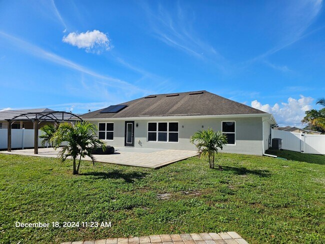 Building Photo - ** Beautiful 3/2 home featuring modern upgrades and a prime location!**