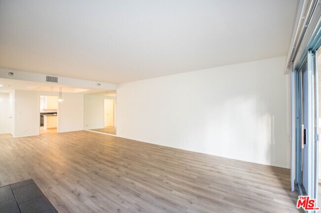 Building Photo - 410 S Barrington Ave