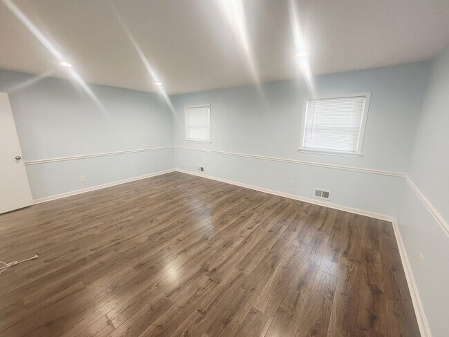 Building Photo - Beautiful 3 bedroom 2 full bath with garag...