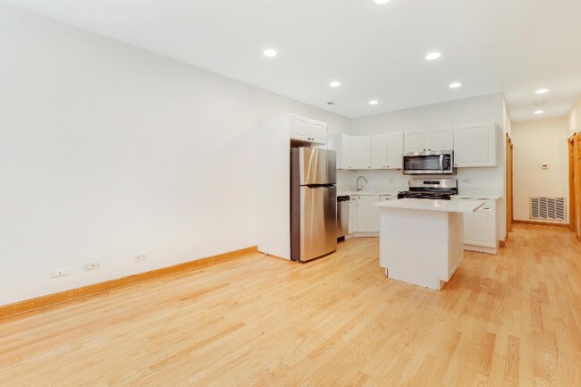 Building Photo - 2425 N Greenview Ave