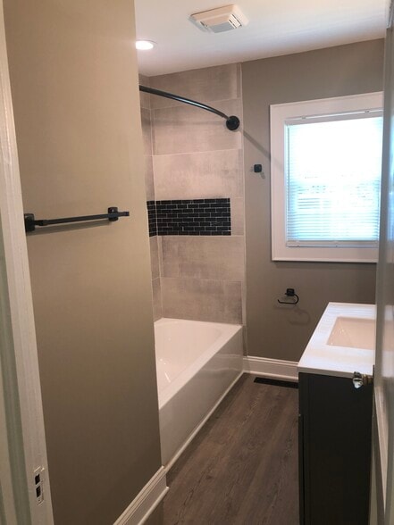 Main Bathroom - 415 Ogburn St