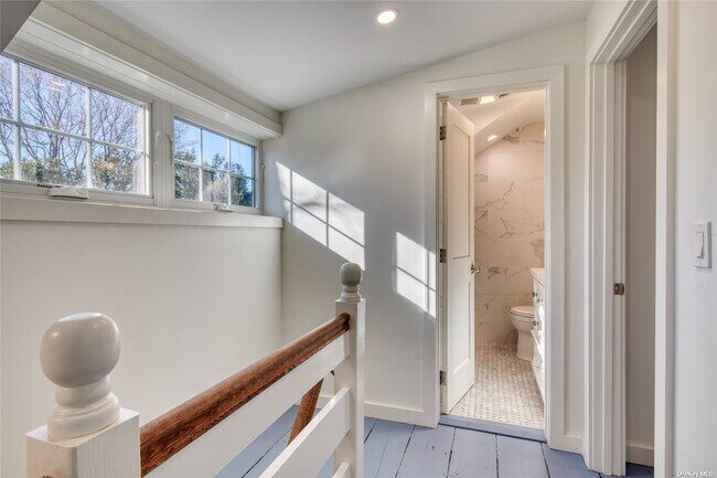 Building Photo - 555 Bridge St