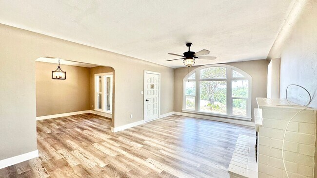 Building Photo - Lovely Single-Story Country Home on Wide Open Space with Detached Garage Space!